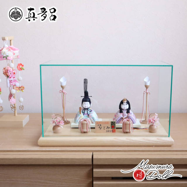 雛人形 伝統的工芸品 三世・金林真多呂作 来未-KURUMI-シリーズ 増村オリジナル正絹西陣織 『なごみ雛』 木製燭台 ナチュラル丸玉桜 木製貝桶 アクリルパノラマケース 増村人形店 ケース飾り 10001815