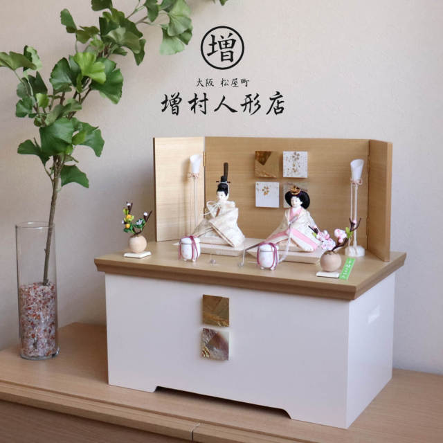 雛人形 小西実作 PICCONI 紬-つむぎ- Rinおすべらかし 京製正絹西陣織 ナチュラル コンパクト レリーフ収納飾り コードレス燭台 木製白塗貝桶 丸玉ちりめん桜橘 増村人形店 10000715