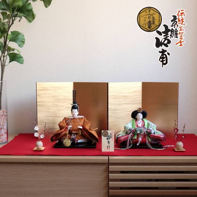 小西清甫作 京十番正絹西陣織 黄櫨染 令和即位礼御衣装 天皇陛下 皇后陛下 澤野 木手 屏風済美箔二曲一双 クリアフラワー紅白梅 赤毛氈飾り 増村人形店 10001369