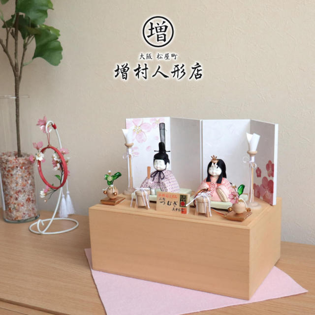 伝統的工芸品 三世・金林真多呂作 来未-KURUMI-シリーズ 正絹西陣織『つむぎ雛』 桜梅屏風 白木燭台 貝桶 クリアフラワー桜橘 国産桐箱収納 増村人形店 雛人形 10001022
