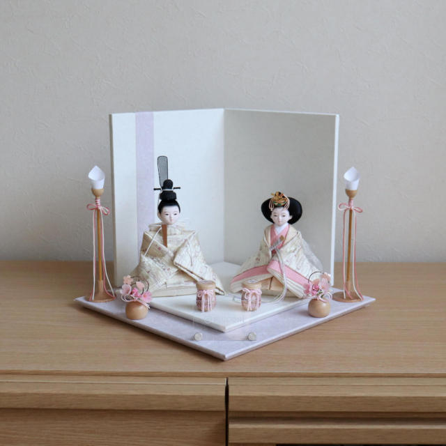 雛人形 小西実作 PICCONI 紬-つむぎ- Kiraraおすべらかし 京製正絹西陣織 薄紫とゆき重ね台屏風 木製燭台 貝桶 ナチュラル丸玉桜 ひな人形 京人形 ピッコニ ぴっこに 増村人形店 10000973