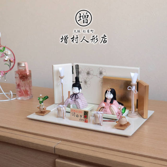 伝統的工芸品 三世・金林真多呂作 来未-KURUMI-シリーズ 正絹西陣織『つむぎ雛』二曲重なり屏風 「こぶしの花」 木製燭台 貝桶 クリアフラワー桜橘 アイボリー平台 増村人形店 10001039
