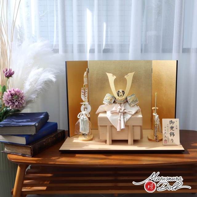 新作伝統工芸士・京北野 平安武久作 正絹淡茶色 本金箔押金小札兜 国産 総桐唐櫃 済美箔押屏風 ヒノキ製本藤巻弓太刀付 杉製ナチュラル平台 京製京甲冑 桐櫃 増村人形店 10002057
