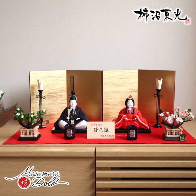 柿沼東光作 優花雛 屏風 二曲一双済美箔 木製黒塗燭台 貝桶 繭製桜橘