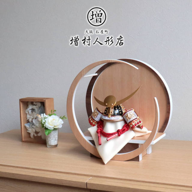 五月人形 月-tsuki-(小) 伝統工芸士 誠山作 上杉謙信 赤糸裾濃縅 日本製円形ナチュラル杉 ウォールナット飾り 兜飾り  5月人形 皐月人形 兜鎧飾り 鎧兜飾り 武将 壁掛け 木 モダン インテリア 三日月 増村人形店 10001003