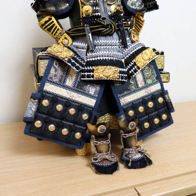 【増村限定品】5号 鎧飾 グレー裾濃糸縅 シルバー小札 本格派 戦国 武将 金具付櫃セット 収納 名将 単品 五月人形 端午 鎧 全身 お祝い ...