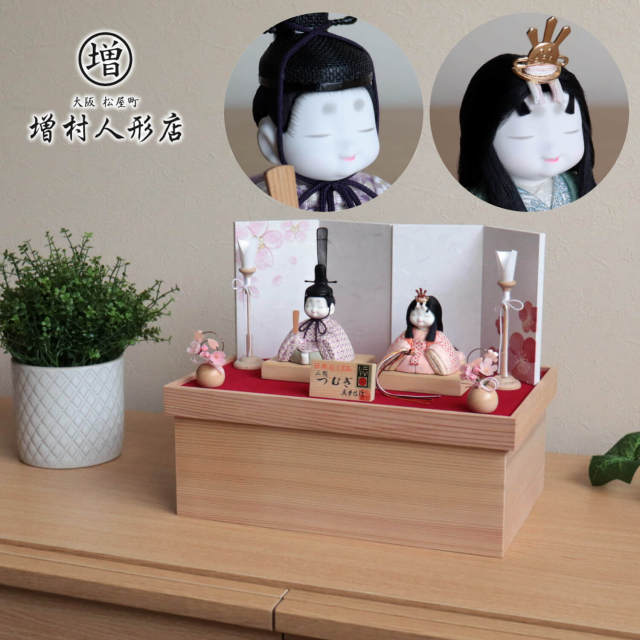 伝統的工芸品 三世・金林真多呂作 来未-KURUMI-シリーズ 正絹西陣織『つむぎ雛』桜梅屏風 白木燭台 丸玉桜 ピンク紐 国産 増村人形店 10001177