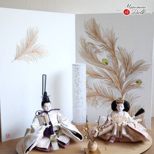 新作 吉祥紋 「白寿雛」無地扇 芥子親王飾り 京製手描屏風 筒描き技法 「孔雀」 唐草 あんどん 行燈 クリアフラワーゴールド梅 国産 ナチュラル杉製楕円台飾り mtk 増村人形 雛人形 10003015