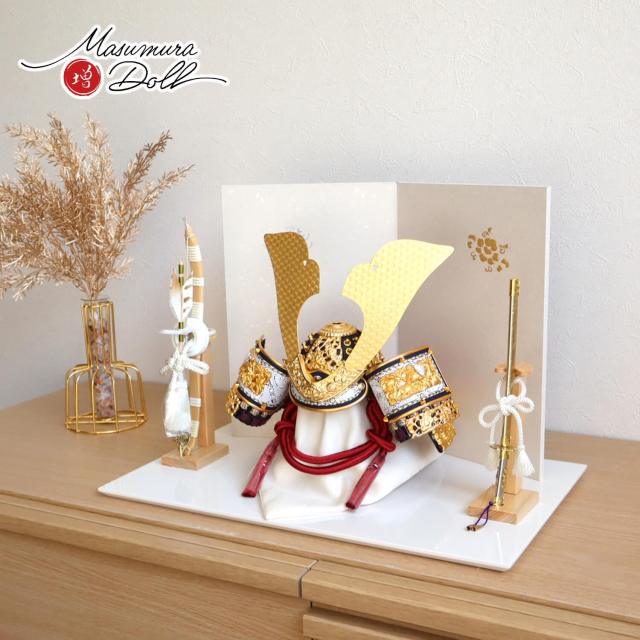五月人形 伝統工芸士・平安 晴峰作 10号 正絹茜糸縅兜(赤糸) 二曲屏風「手描き金銀盛上牡丹」 ヒノキ製本藤巻弓太刀 アイボリー平台 増村人形店 10001723