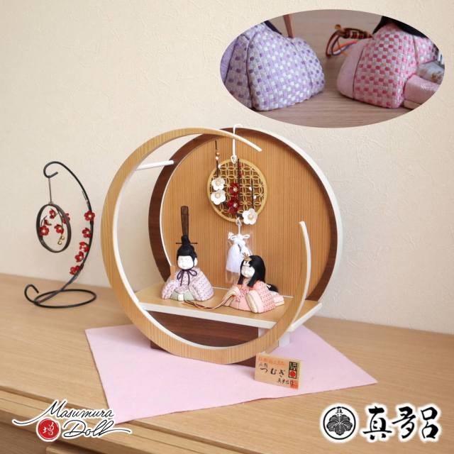 伝統的工芸品 三世・金林真多呂作 来未-KURUMI-シリーズ 正絹西陣織 『つむぎ雛』月-tsuki-(小)円形ナチュラル杉・ウォールナット 吊り飾りクリアフラワー紅白梅 増村人形店 10001969