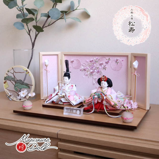 雛人形 最新作 小出松寿作 三寸おぼこ雛 京刺繍 金駒 雪輪桜 頭師：市川伯英 本刺繍ヒノキ枠屏風「ピンクぼかし雪輪リボン桜」 木製燭台 丸玉桜 ピンク紐 ナチュラル杉製平台 増村人形店 10001680