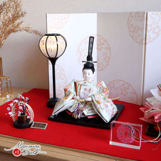 新作 小出松寿 作 四寸おぼこ雛 京刺繍 金駒 「うさぎ雪輪桜」金彩京