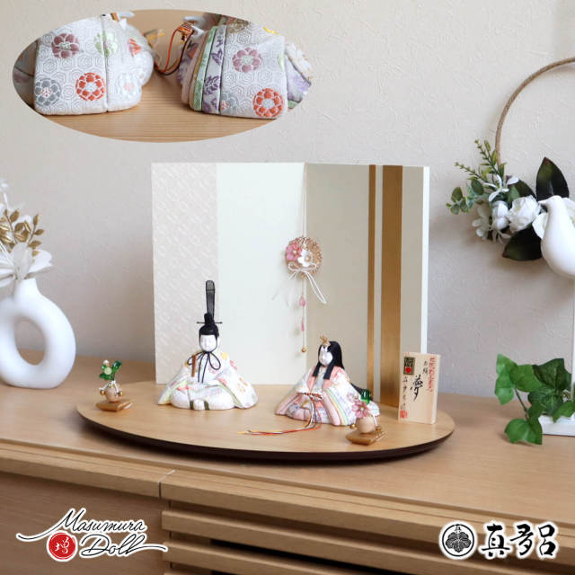 雛人形 新作 伝統的工芸品 三世・金林真多呂作 「夢」正絹(白亀甲地梅華紋) ナチュラル杉製楕円台 白地に金ライン屏風 クリアフラワー桜橘 クリアフラワーつるし飾り 10002727