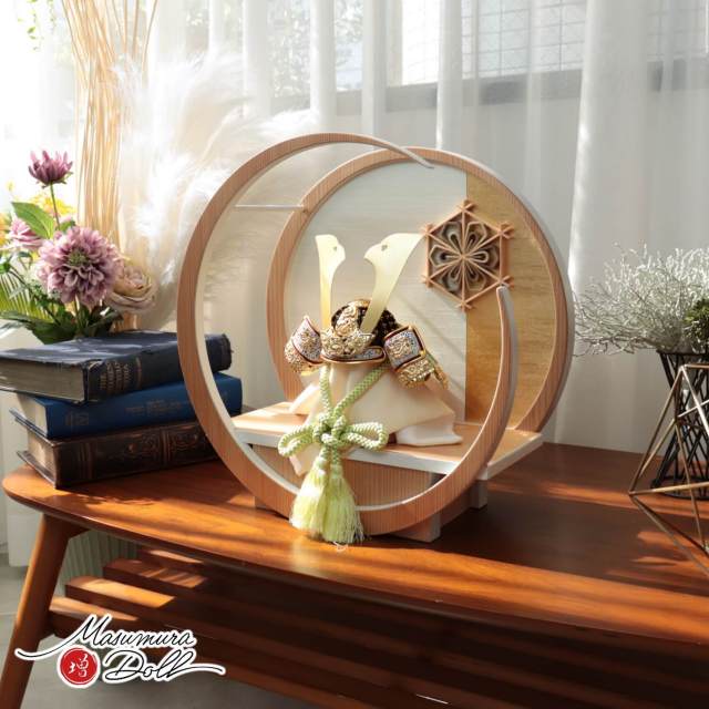 伝統工芸士 誠山作 7号 淡萌黄色 金小札兜 月 -tsuki- 大川組子(伝統的工芸品) 桜柄 日本製円形ナチュラル杉飾り 増村人形店 10002073