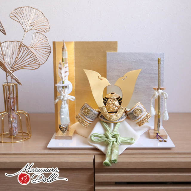 五月人形 伝統工芸士・平安晴峰作 7号 正絹淡浅葱糸 正絹淡萌黄糸 無双結び 共吹き返し 錫金物 L型屏風(金銀段違い) ヒノキ製本藤巻弓太刀 アイボリー平台 増村人形店 天賦 10001760