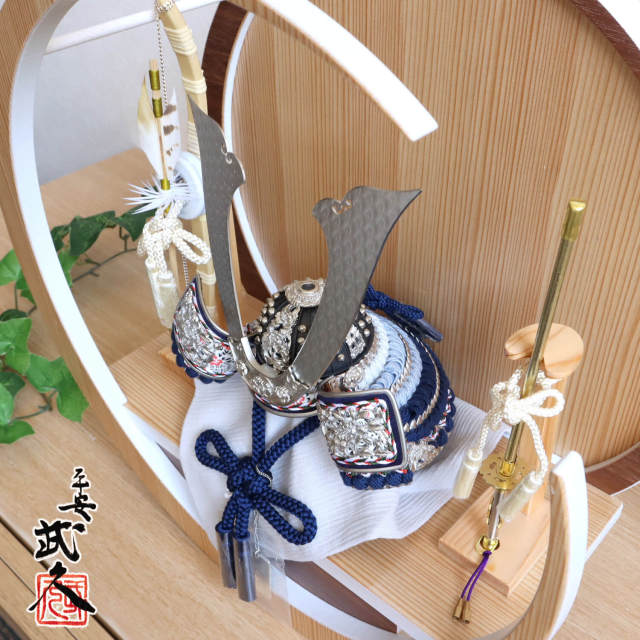 五月人形  京都・平安武久作 京8号 紺裾濃糸縅 プラチナ箔押小札 37A 月-tsuki- 円形ナチュラル杉・ウォールナット飾り ヒノキ製本藤巻弓太刀 増村人形店 10002286