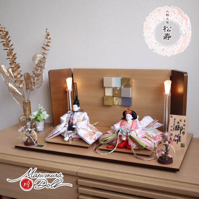 雛人形 最新作 小出松寿作 十一番 金彩京刺繍 金駒「桜刺繍と熨斗目に梅」ここのえ屏風 コードレス燭台 竹細工紅白梅 ナチュラル杉製平台 増村人形店 10001712