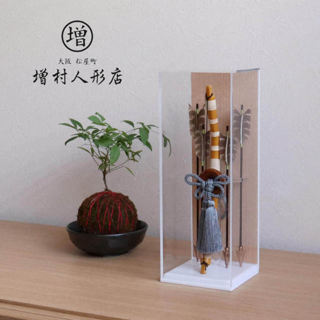 前年度早期完売商品 9号 バック レッドオーク 銘木背面(グレー房)破魔弓 アクリルケース飾り 竹製本藤巻弓矢 天然本キジ羽根 コンパクト ナチュラル 破魔矢 男 厄除け お正月 ケース飾り 10000709