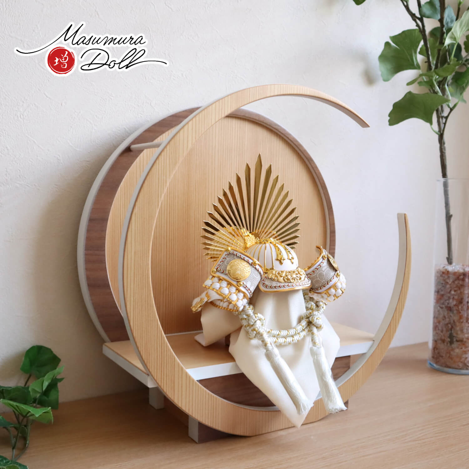 五月人形  完全日本製ホワイト ゴールド 武将 豊臣秀吉 兜 37A 月-tsuki- 日本製円形ナチュラル杉・ウォールナット飾り 増村人形店 10001410