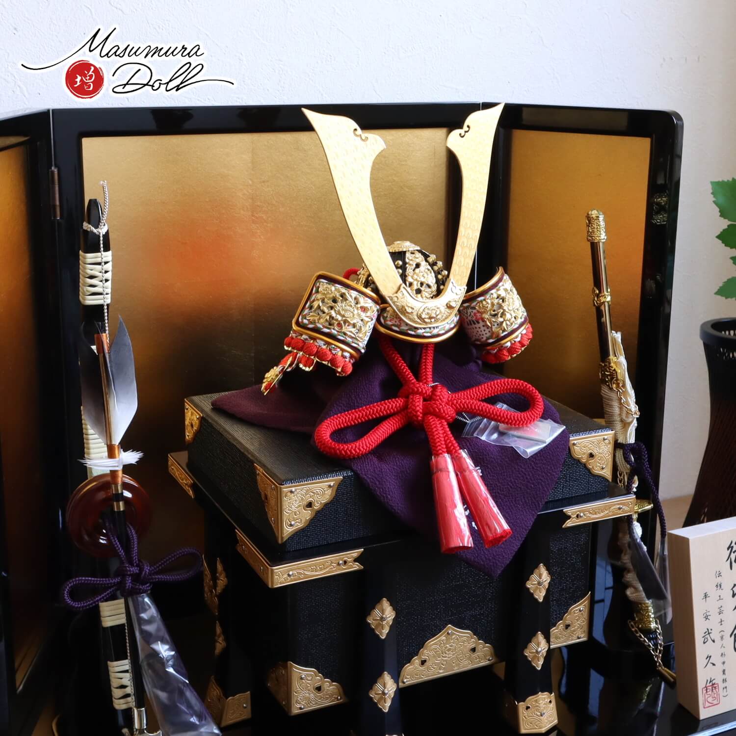 五月人形 伝統工芸士 京北野・平安武久作 京8号赤糸純金箔押小札 金具付京製紗張り櫃 国産黒塗枠箔押屏風 国産本藤巻弓太刀 黒塗平台 増村人形店 10002300