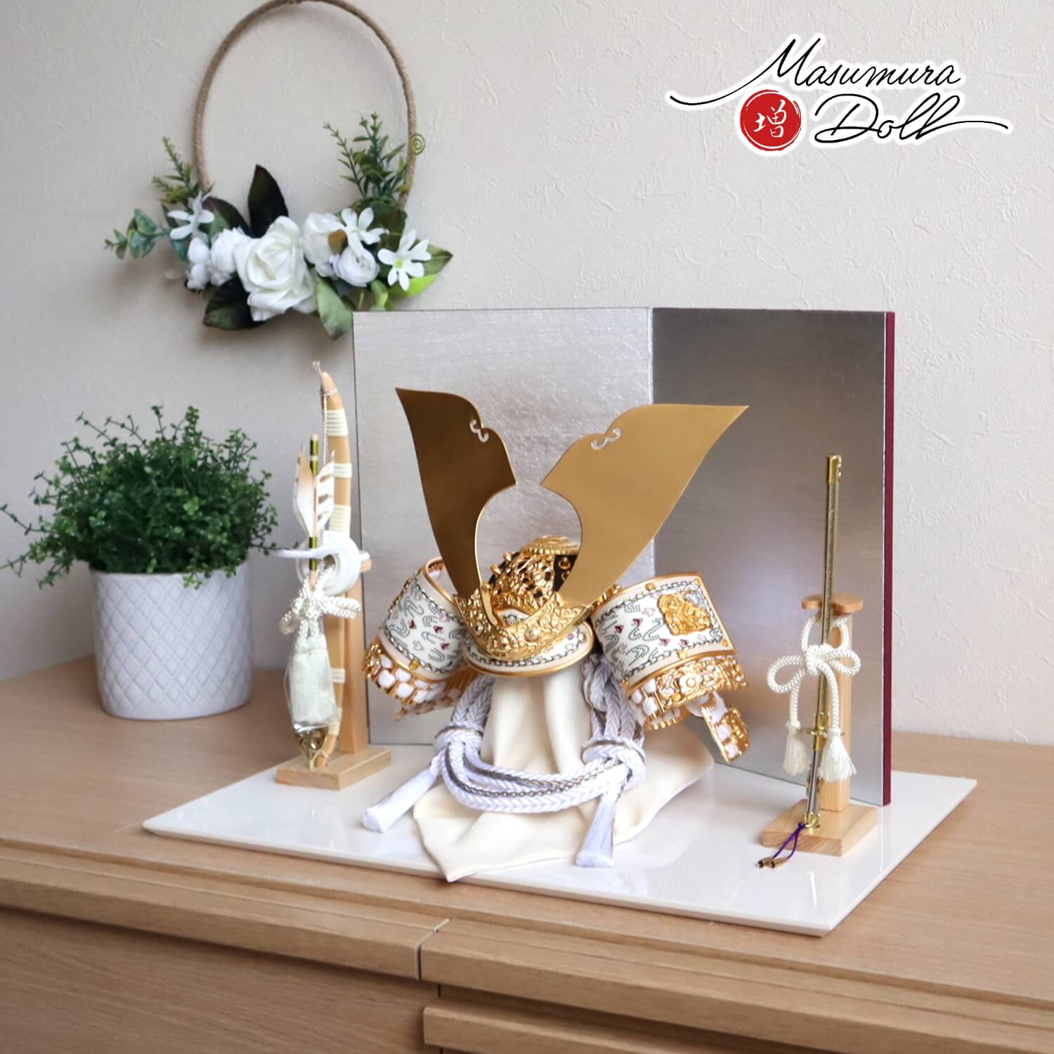 五月人形 伝統工芸士・平安 晴峰作 10号 白糸縅 無双結び 本印伝共吹き返し 千鳥 二曲銀サイビ箔押し屏風 ヒノキ製本藤巻弓太刀 アイボリー平台 増村人形店 10001730