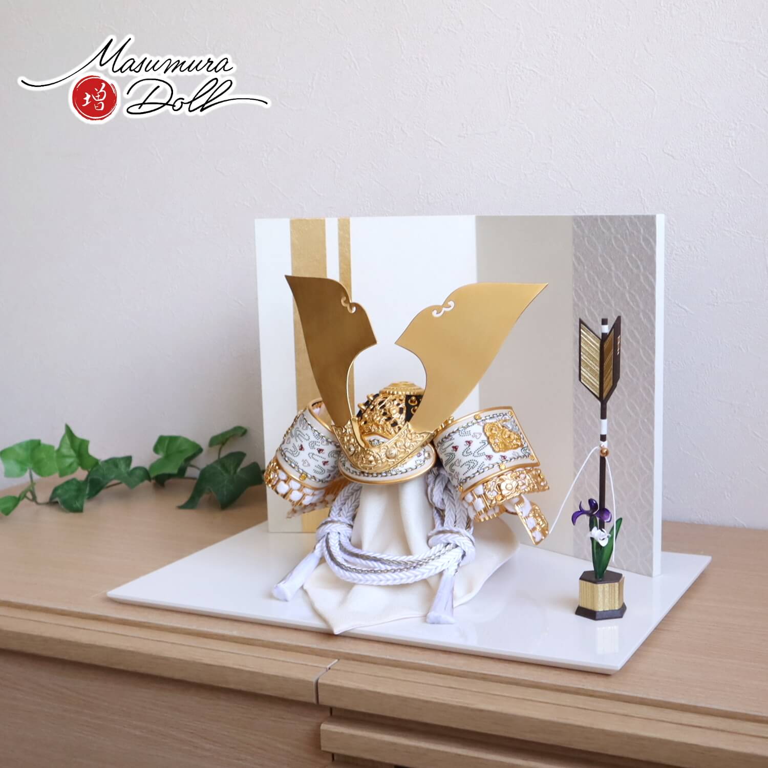 五月人形 伝統工芸士・平安 晴峰作 10号 白糸縅 無双結び 本印伝共吹き返し 千鳥 金ライン七宝和紙屏風 一本矢クリアフラワーアヤメ アイボリー平台 増村人形店 10001731