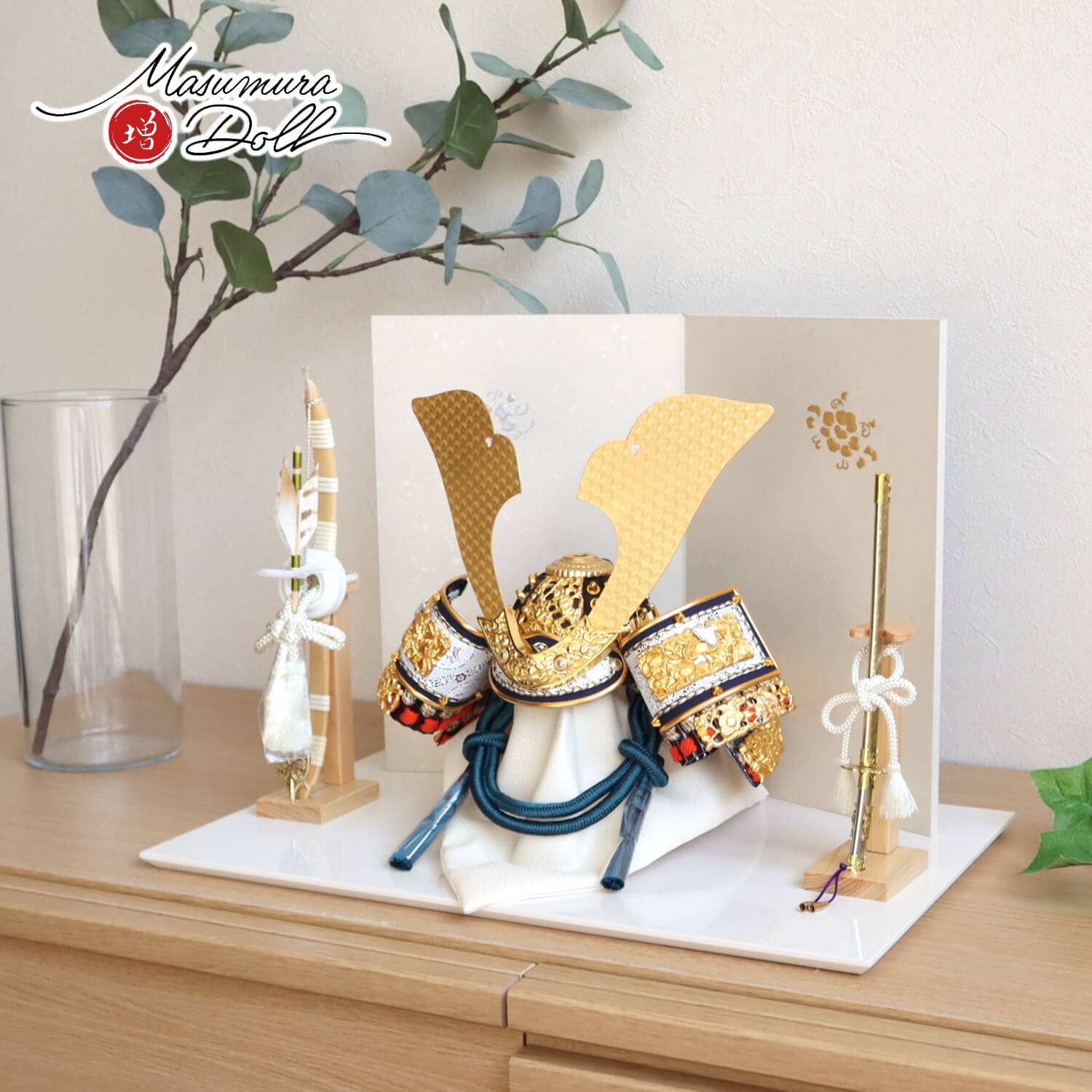 五月人形 伝統工芸士・平安晴峰作 10号 正絹縹糸縅(青) 無双結び 共吹き返し 二曲屏風「手描き金銀盛上牡丹」ヒノキ製本藤巻弓太刀 アイボリー平台 増村人形店 10001717