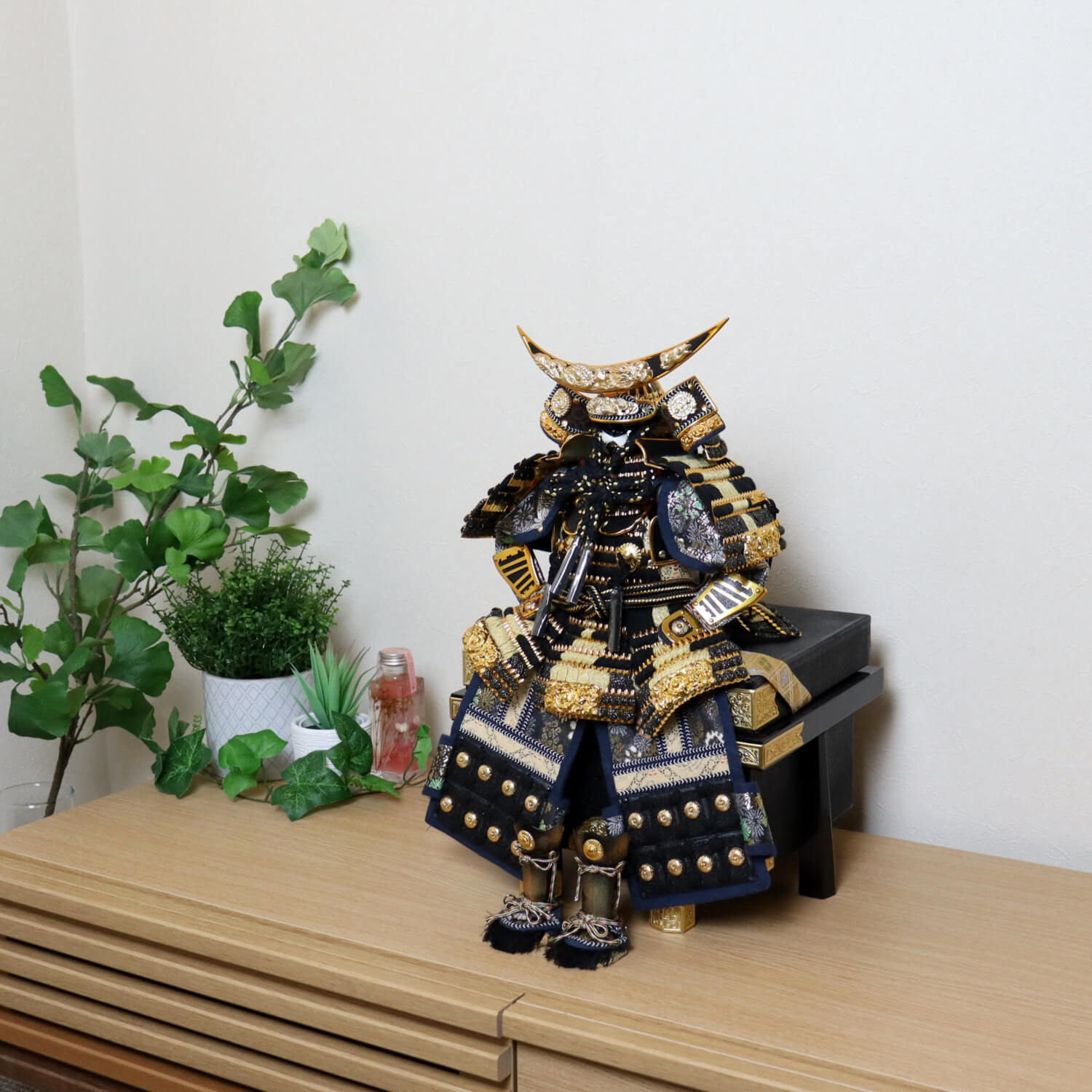 五月人形 5号 伊達政宗 鎧飾 戦国 武将 名将 単品 彫金前立 金小札 黒沢瀉糸縅 三日月 竜 雲 牡丹金物 流大鎧 金具付櫃セット 収納  端午 鎧 全身 お祝い 男の子 侍 コンパクト 全身 増村人形店 10000615