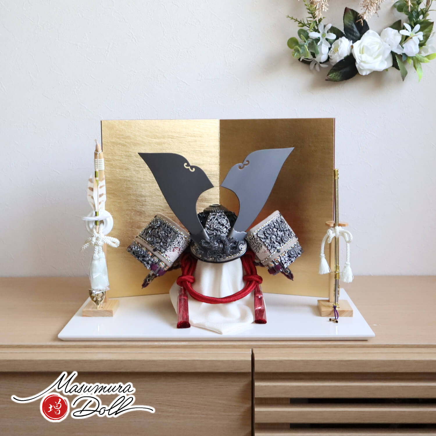 五月人形 伝統工芸士・平安 晴峰作 10号 シルバー 錫製総金具 増村特別品 燻銀 茜糸縅(赤糸)兜 黒小札 二曲済美箔屏風 ヒノキ製本藤巻弓太刀 アイボリー平台 増村人形店 10001738