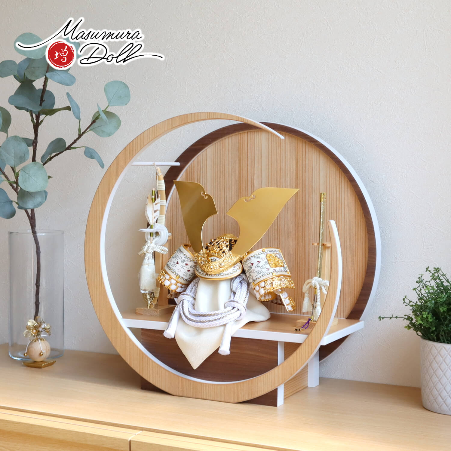 五月人形 伝統工芸士 晴峰作 10号 正絹白糸縅 金小札 無双結び 本印伝共吹き返し 千鳥 月-tsuki- (特大) 円形ナチュラル杉・ウォールナット飾り ヒノキ製弓太刀 増村人形店 10001467