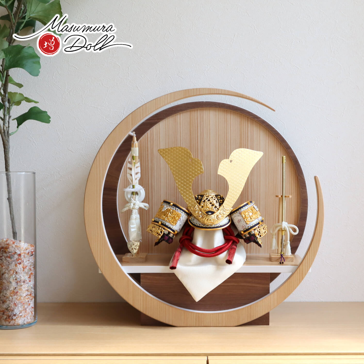 五月人形 伝統工芸士 晴峰作 10号 正絹無双茜糸縅 黒小札共吹返兜 月-tsuki- (特大) 円形ナチュラル杉・ウォールナット飾り ヒノキ製弓太刀 増村人形店 10001466