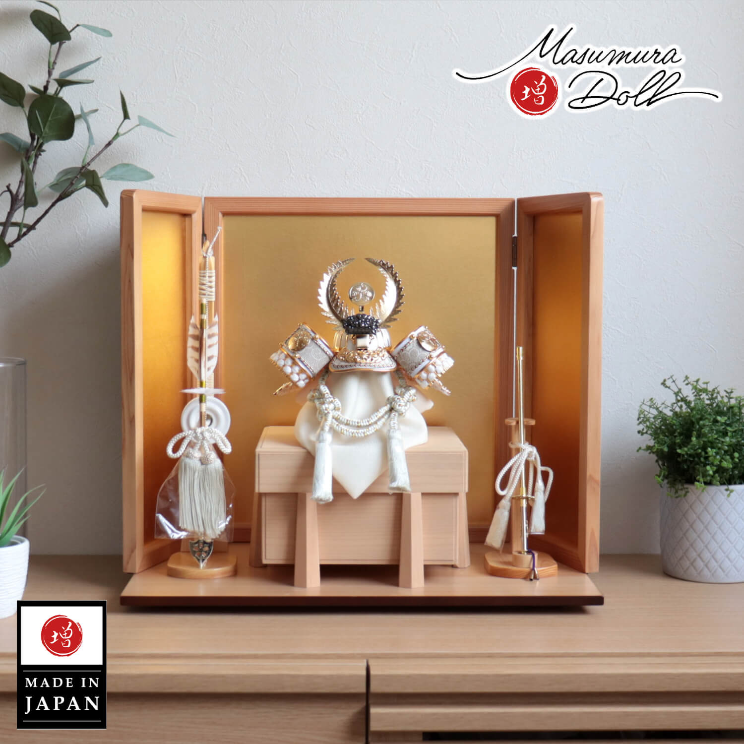 五月人形  完全日本製 ホワイト ゴールド 武将 徳川 家康 兜 共吹き返し 国産桐極上面取櫃 杉ナチュラル箔押屏風 ヒノキ製本藤巻弓太刀付 増村人形店 10001419