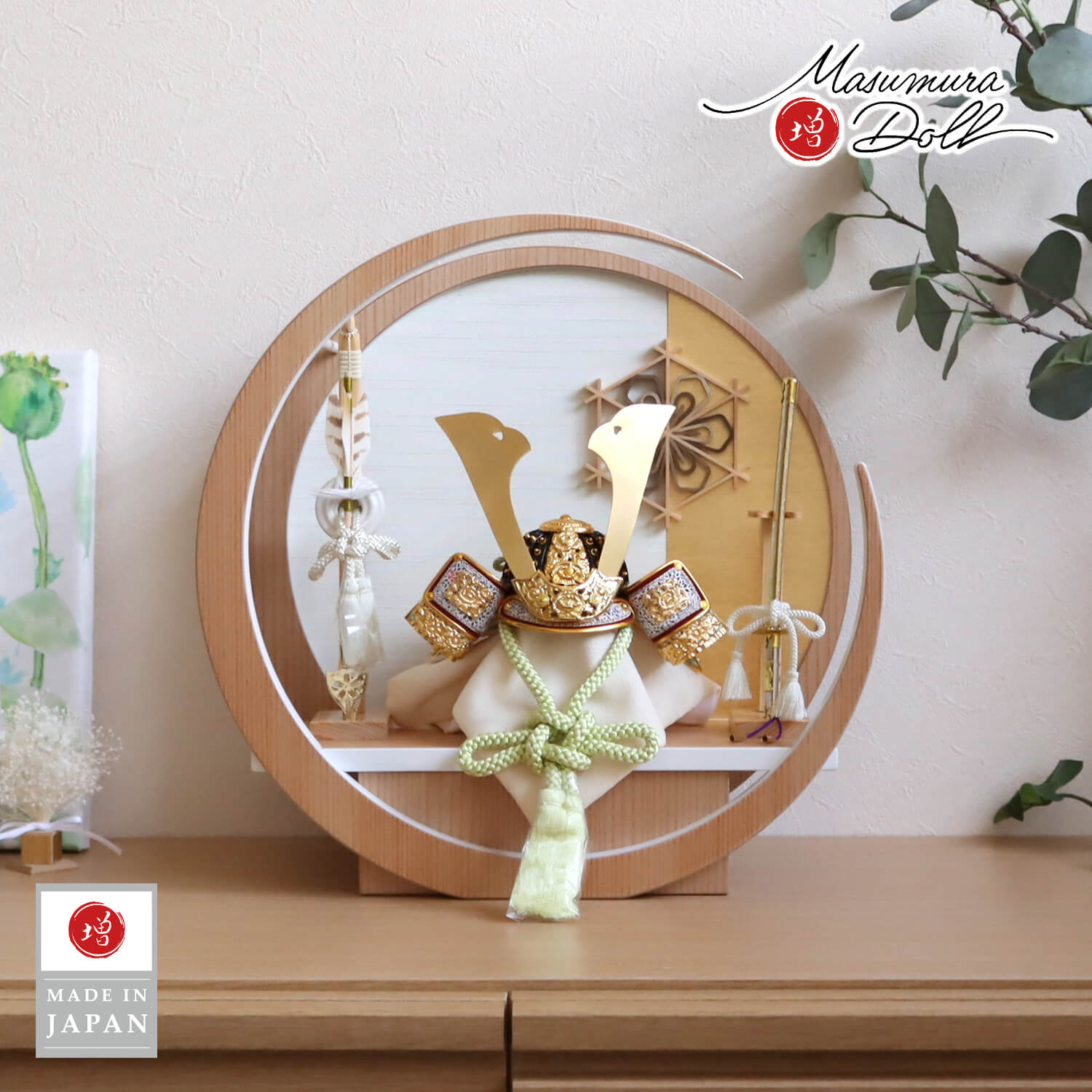 五月人形  伝統工芸士 誠山作 7号 淡萌黄色 金小札兜 月 -tsuki- 大川組子(伝統的工芸品) 桜柄 ヒノキ製弓太刀 日本製円形ナチュラル杉飾り 増村人形店 10001542