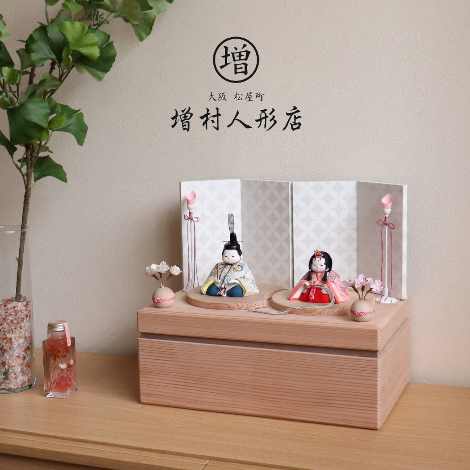 雛人形 幸一光作 「華」大嶋金襴謹製 正絹西陣織 丸紋様 共柄 二曲一双七宝(白) 燭台 丸玉桜 ピンク紐 国産杉製月飾台(大) 杉箱ウォールナットライン収納 増村人形店 10000692