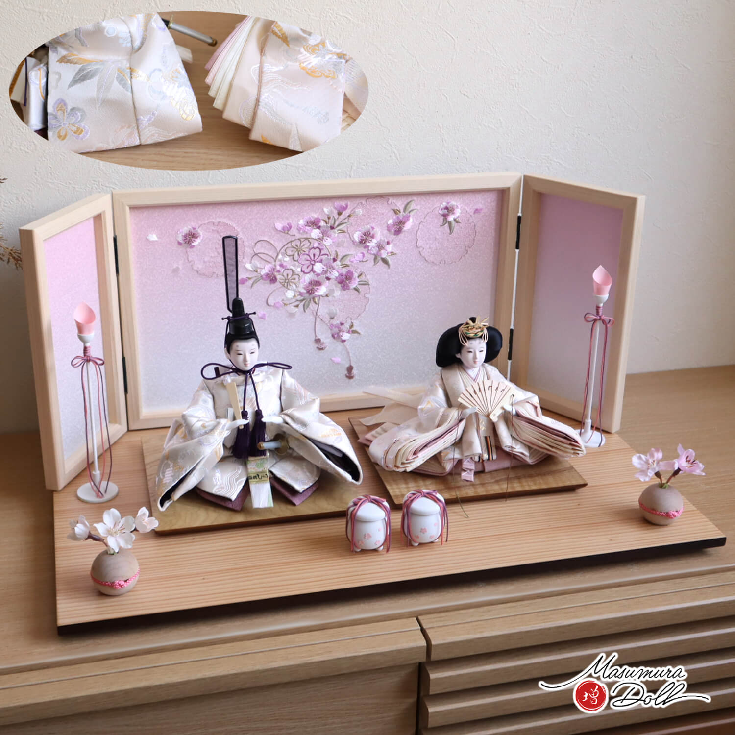 雛人形 新作 吉祥紋 「白寿雛」無地扇 芥子親王飾り ヒノキ枠屏風 本刺繍「ピンクぼかし雪輪リボン桜」 木製燭台 貝桶 丸玉桜 ピンク紐 ナチュラル杉製平台 mtk 増村人形 10003023