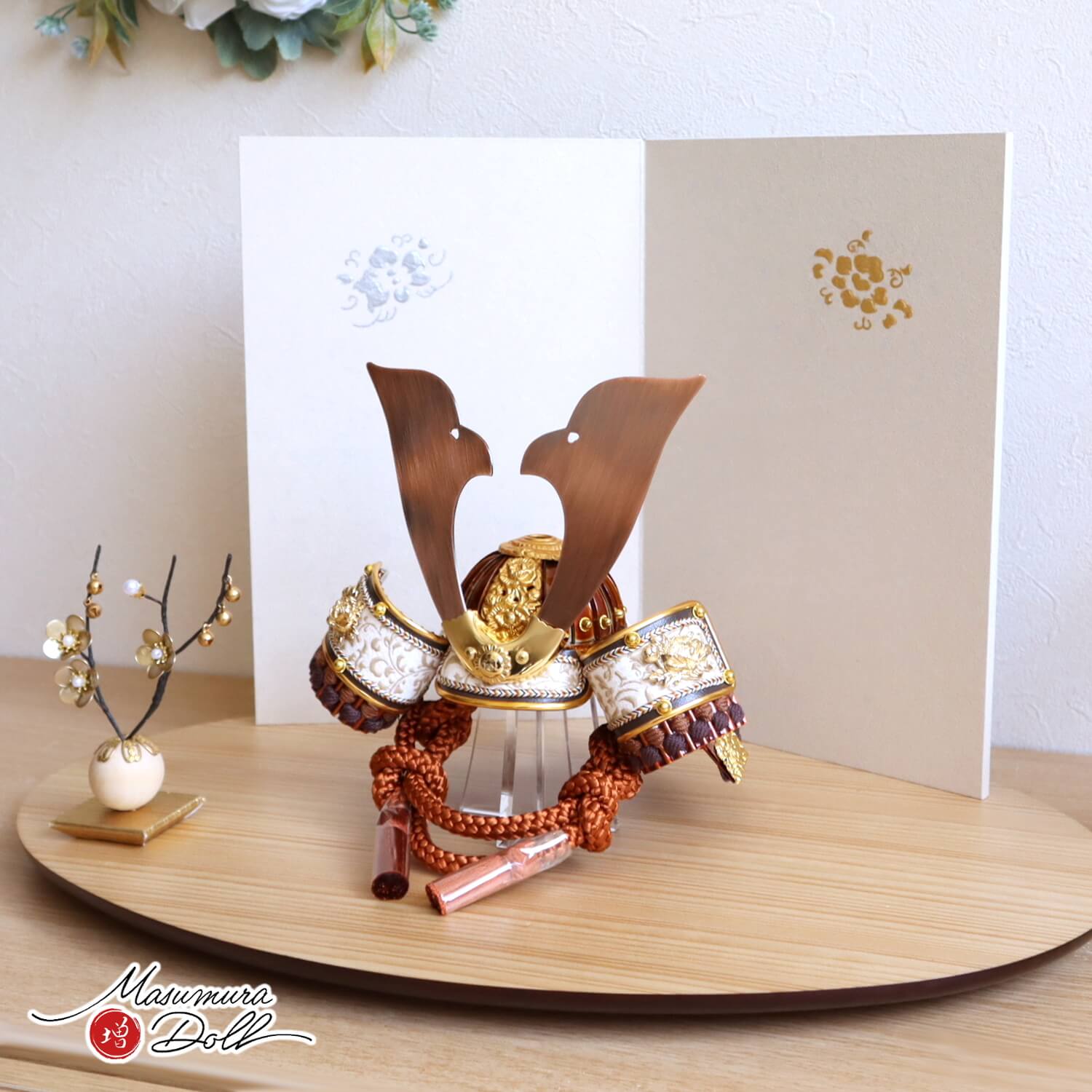 五月人形  鹿革 唐草 本印伝ブロンズ兜  透き漆 合鉢 共吹き返し 大鍬形 銅「手描き金銀盛上牡丹」屏風 クリアフラワーゴールド梅 ナチュラル杉 楕円台 10002697