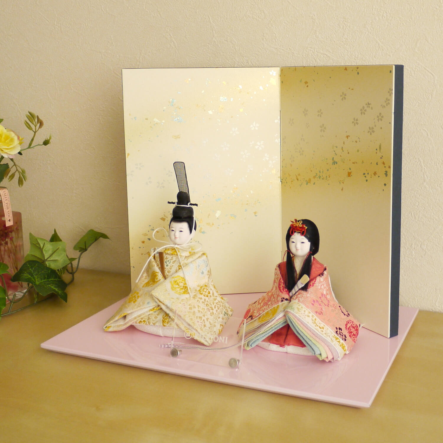 雛人形 小西実作 PICCONI 遥-はるか- Fukuおさげ髪 京製正絹西陣織 北村松月堂謹製 屏風本仕立「宵桜」ピンク飾台 増村人形店 picharukafukukyz