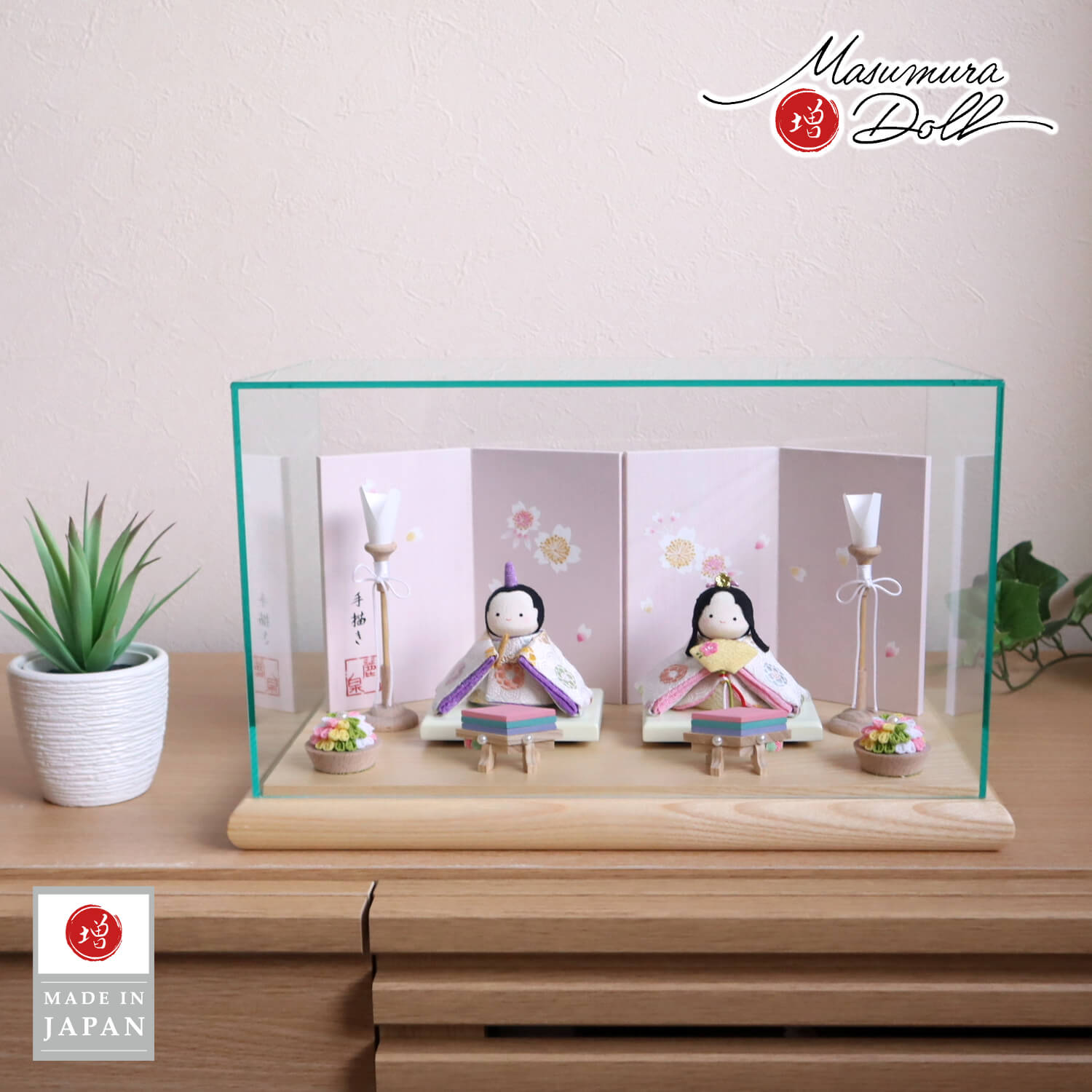 雛人形 アクリルパノラマケース 白地色々丸 京都ちりめん細工増村別注ひな人形 京製正絹西陣織シルク使用 国産手描き桜屏風 木製燭台 菱餅 半円ちりめん花 増村人形店 ケース飾り 10001824