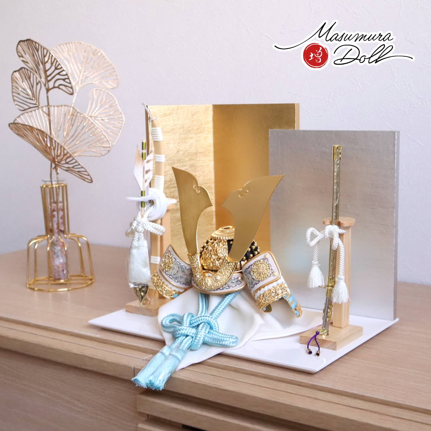 五月人形 伝統工芸士・平安晴峰作 7号 正絹淡浅葱糸 無双結び 共吹き返し 錫金物 L型屏風(金銀段違い) ヒノキ製本藤巻弓太刀 アイボリー平台 増村人形店 天賦 10001761