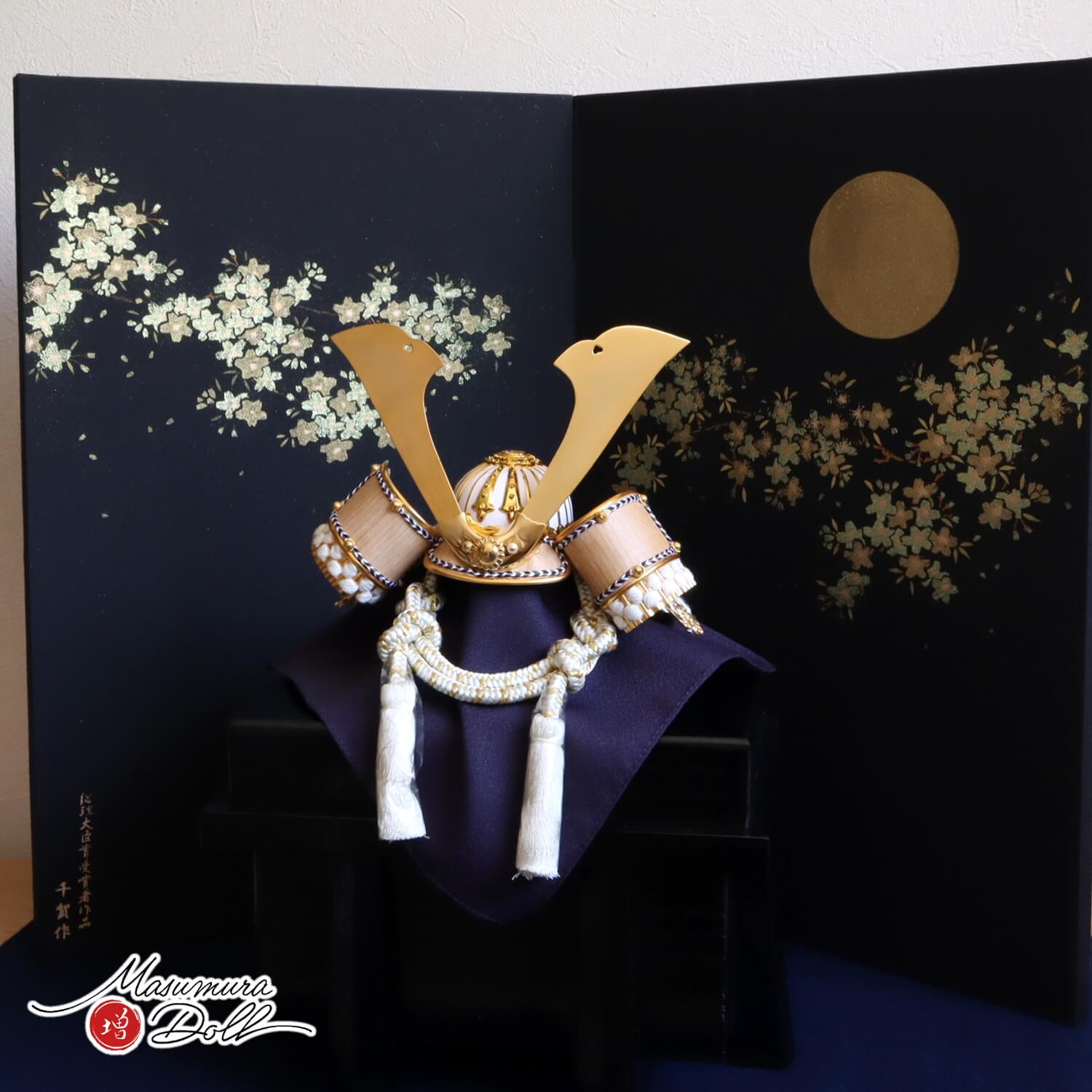 五月人形  選べる2種類 ゴールド&シルバー 木目吹き返し兜 唐櫃収納セット 蒔絵屏風「月に桜」紺毛氈飾り 白鉢 10002499