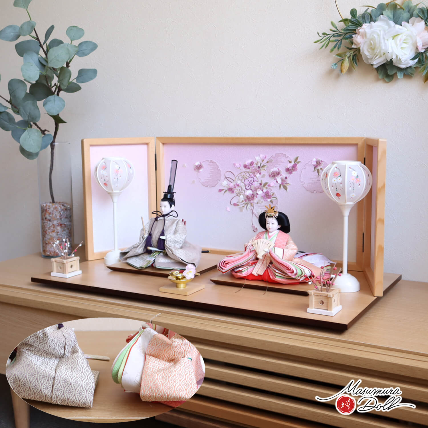雛人形 新作 伝統工芸士・清水光雲監修 春光作 25号 芥子 菊立涌グレーピンク 極上金襴 無地扇 ヒノキ枠屏風 本刺繍「ピンクぼかし雪輪リボン桜」コードレス手描き雪洞 たまゆら紅白梅 盃飾 ナチュラル杉製平台 増村人形店 10002882
