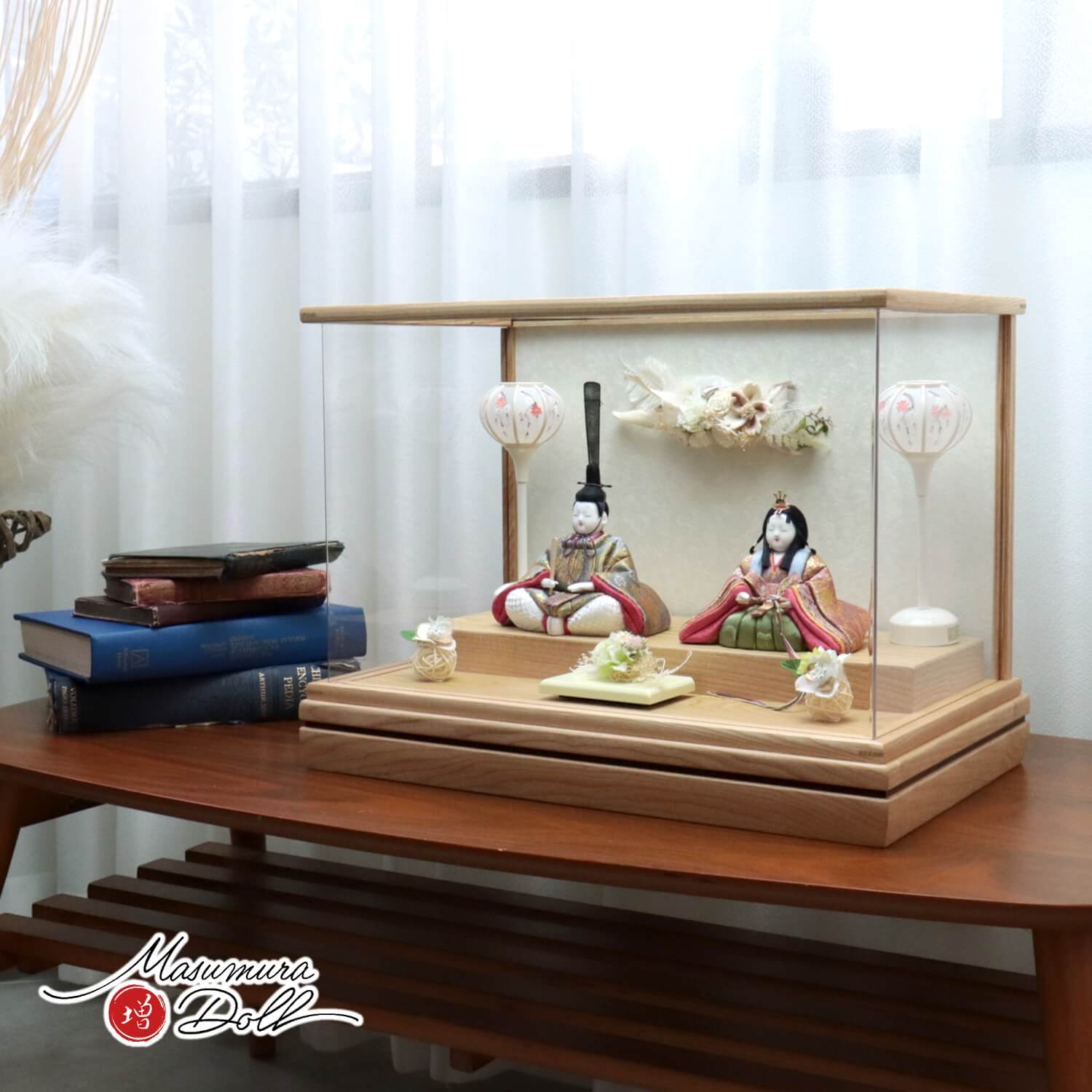 雛人形 伝統的工芸品 柿沼東光作 伝産・彩春雛 正絹西陣織 白木枠パノラマ アクリルケース 和紙バック 手描き雪洞 かぶせ式 アートフラワー 桜 ラタン 増村人形店 ケース飾り 10002259