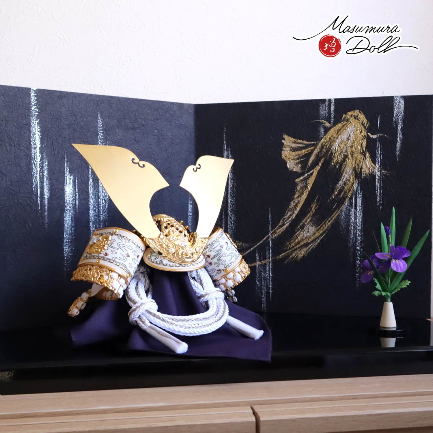 五月人形 伝統工芸士・平安晴峰作 10号白糸縅 無双結び 本印伝共吹き返し 千鳥 京製手描「鯉の滝登り」手揉み阿波和紙屏風 アヤメ飾り 国産黒塗飾台 増村人形店 10002006