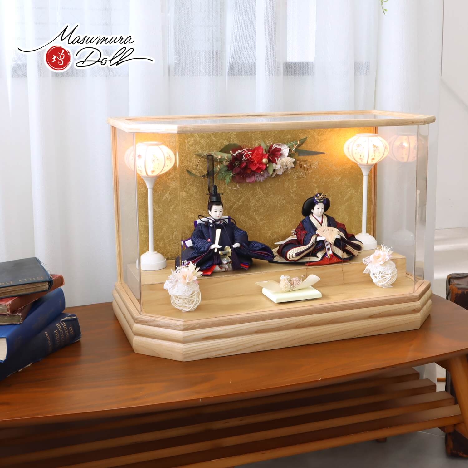 雛人形 華峰作 芥子 西陣織極上金襴 有職立涌紋 紺 無地扇 誉勘商店高級シルク仕様 白木枠六角パノラマ アクリルケース ゴールドバック 手描き雪洞 かぶせ式 アートフラワー ラタン 増村人形店 ケース飾り 10002239