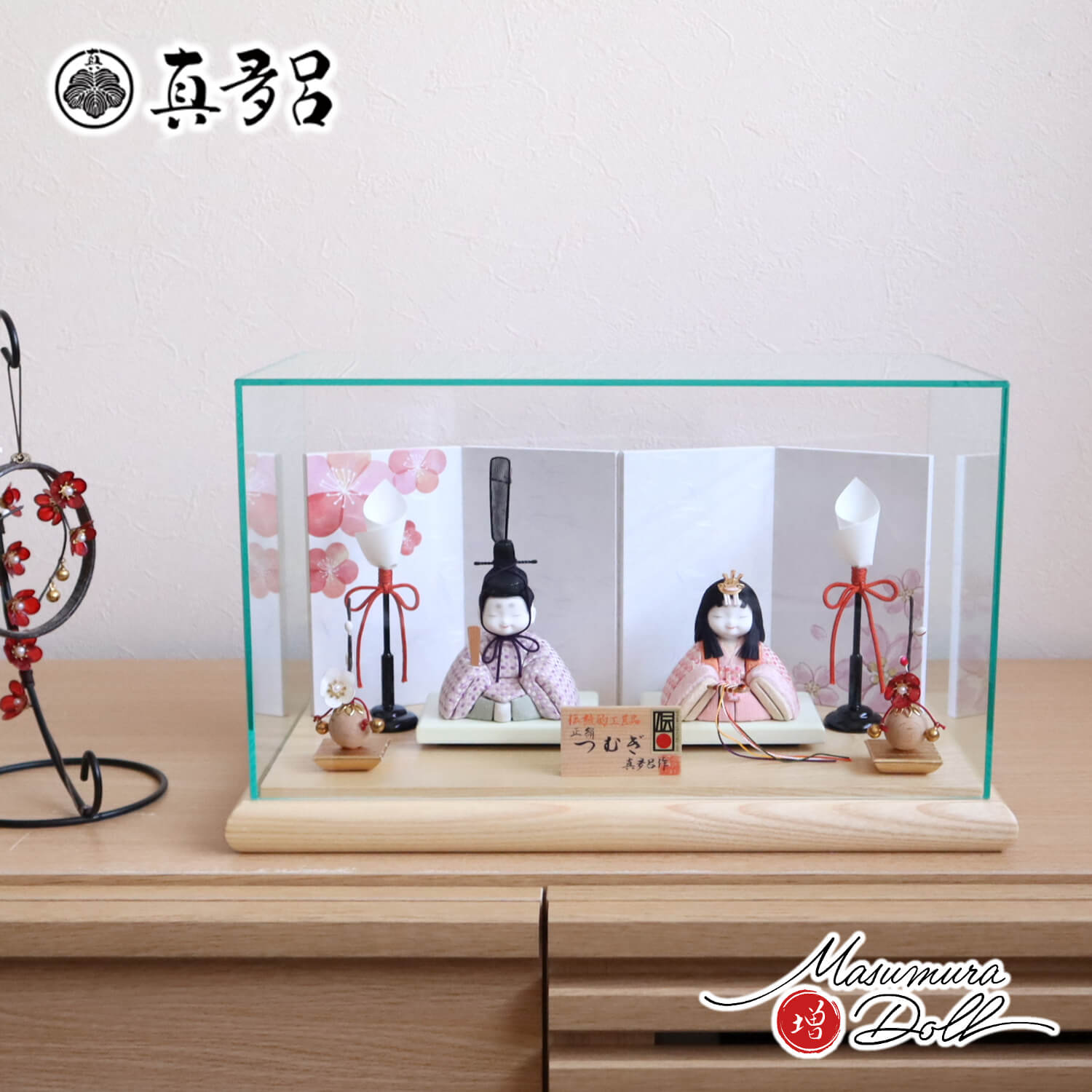 雛人形 伝統的工芸品 三世・金林真多呂作 来未-KURUMI-シリーズ 増村オリジナル正絹西陣織 『つむぎ雛』 国産梅桜柄屏風飾り 木製燭台 クリアフラワー紅白梅 アクリルパノラマケース 増村人形店 ケース飾り 10001811