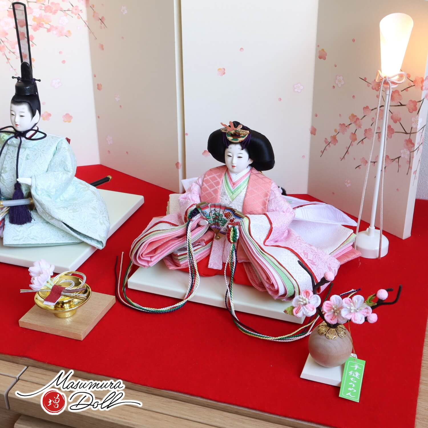 雛人形 伝統工芸士・清水光雲監修 春光作 25号 芥子 西陣織金襴 パステル桜 「福梅」二曲一双屏風 コードレス燭台 ちりめん桜橘 盃飾 本式 赤毛氈飾り 10002306