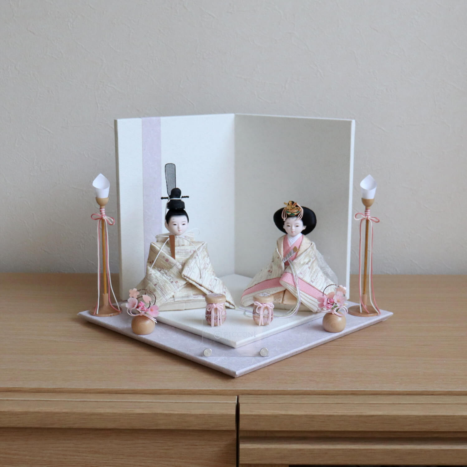 雛人形 小西実作 PICCONI 紬-つむぎ- Kiraraおすべらかし 京製正絹西陣織 薄紫とゆき重ね台屏風 木製燭台 貝桶 ナチュラル丸玉桜 ひな人形 京人形 ピッコニ ぴっこに 増村人形店 10000973