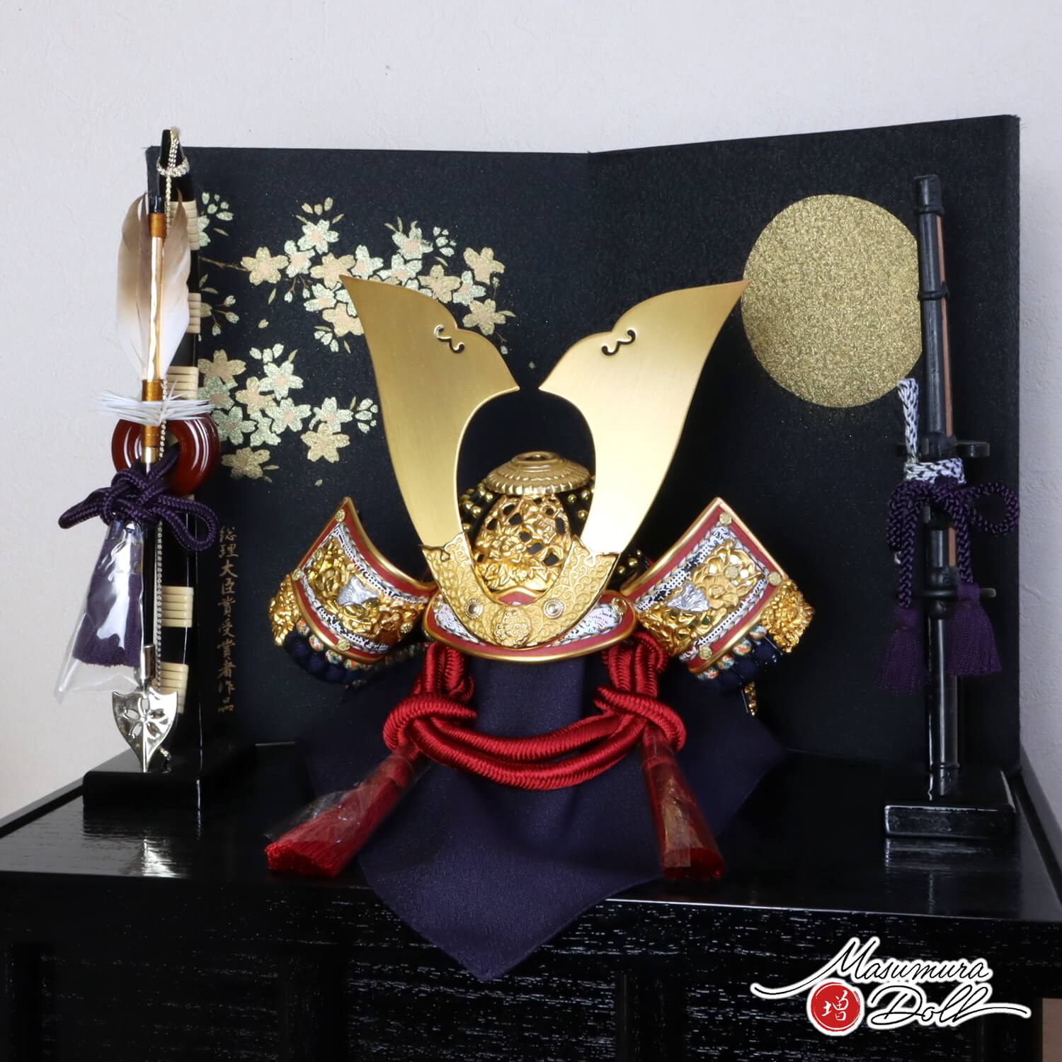 五月人形  伝統工芸士・平安晴峰作 7号 正絹茜色糸縅(赤糸) 無双結び 黒小札 「月に桜」蒔絵屏風 本藤巻弓太刀 越前 黒木目収納 収納箱 10002669