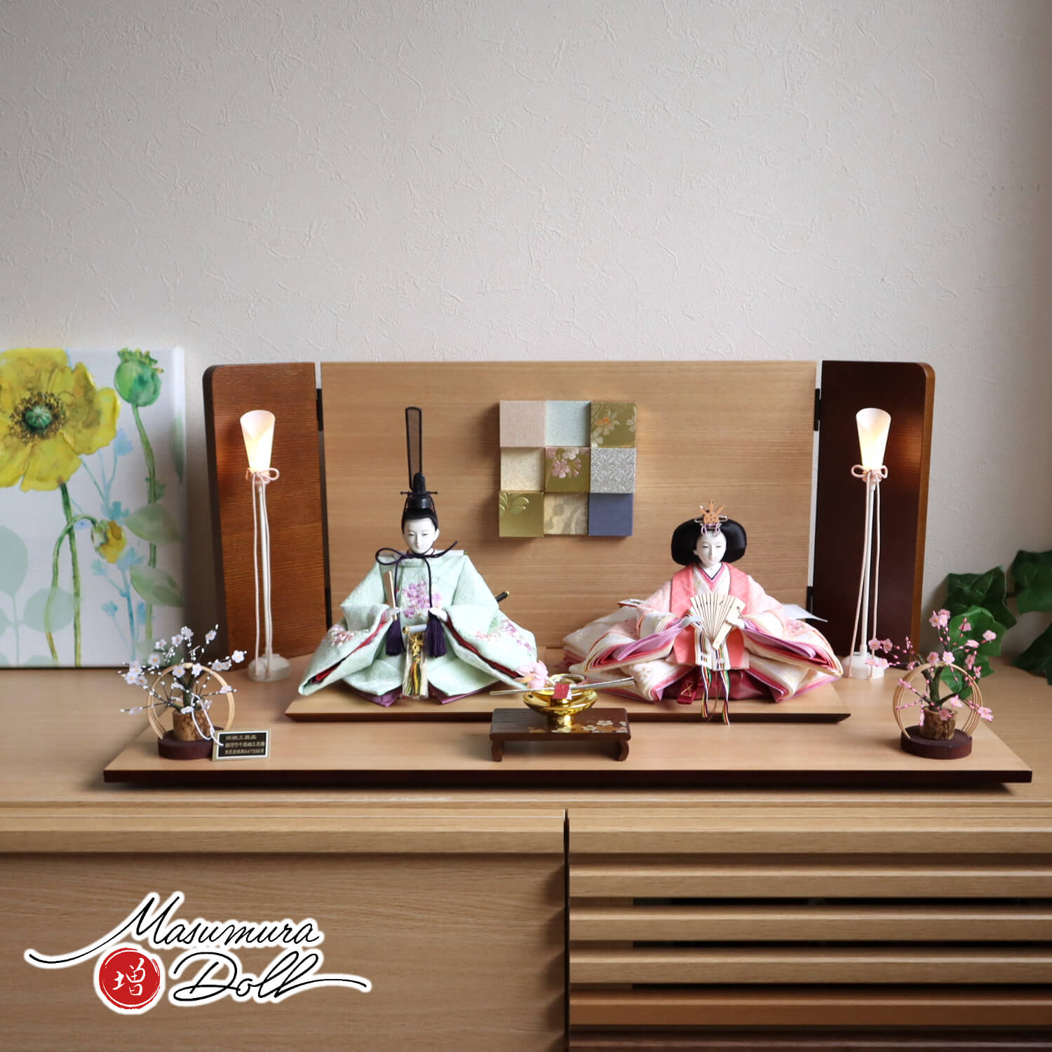 雛人形 最新作 内閣総理大臣賞受賞作家 松宝作 25号 芥子 花束刺繍 無地扇 ここのえ屏風 コードレス燭台 竹細工紅白梅 ブラウン盃飾 ナチュラル杉製平台 増村人形店 10001791