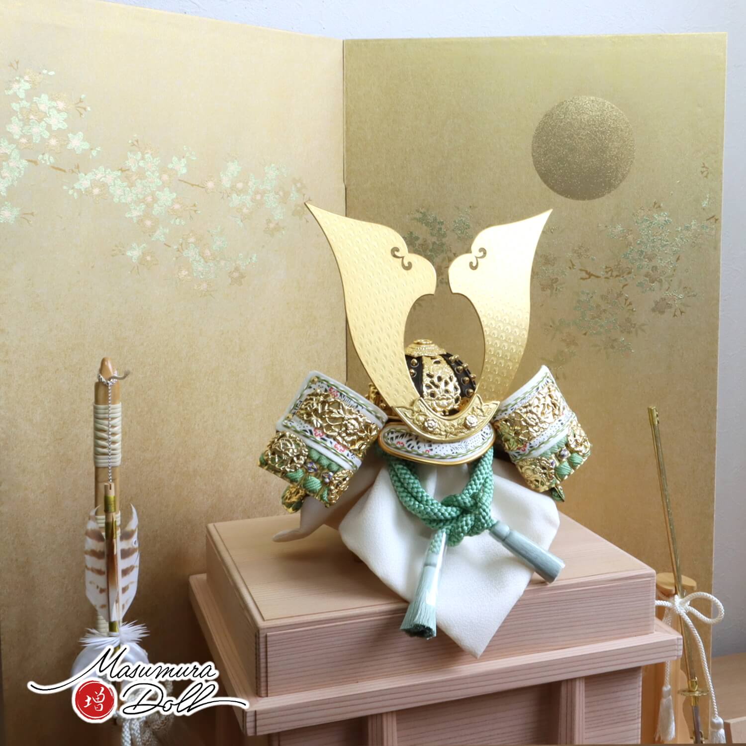 五月人形  伝統工芸士 京都・武久寛宗作 京12号 正絹 淡柚葉(あわゆずは)色糸兜 大鍬形 純金箔押小札 屏風「月に桜」駿河蒔絵 ヒノキ 本藤巻弓太刀 面取極上国産杉製唐櫃 杉製飾台 10002360